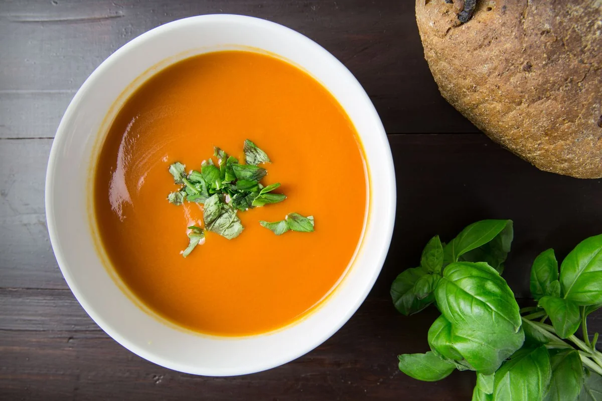 Olla de sopa casera humeante